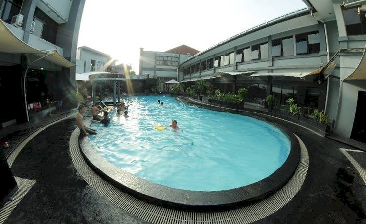 Pengunjung memanfaatkan fasilitas kolam renang di Hotel Swarna Dwipa Palembang. (Ist/rmolsumsel.id)