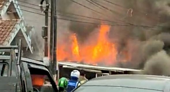 Kebakaran yang menimpa salah satu bengkel di Jalan Parameswara. (ist/rmolsumsel/id)