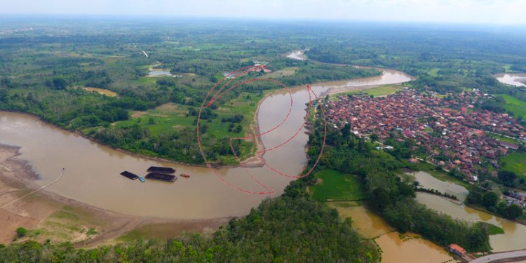 Kapal tongkang pengangkut batubara yang melintas di Sungai Lematang.  (ist/rmolsumsel.id)