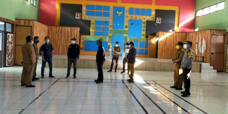 Wali Kota Surabaya Eri Cahyadi  saat meninjau kondisi RS Darurat di kelurahan di kota Pahlawan. (rmoljatim.id)