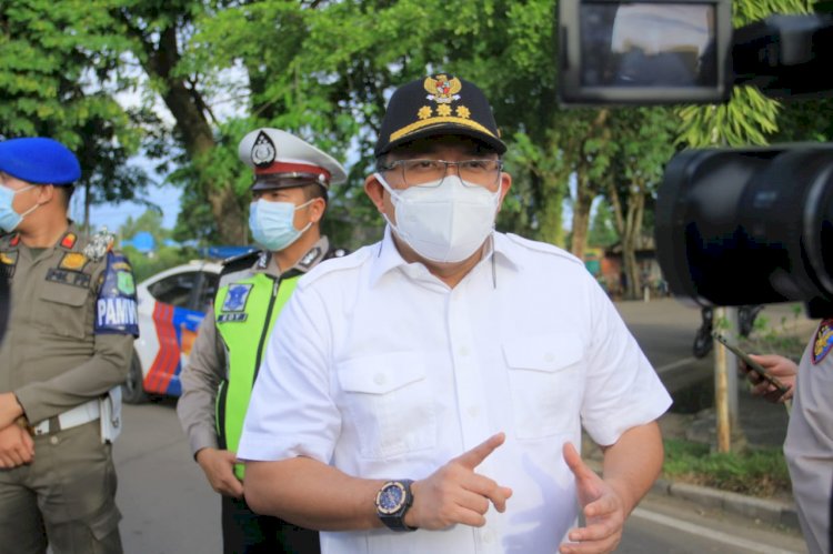  Bupati Muba, Dodi Reza Alex, menanggapi pertanyaan media terkait seruan bersama pelaksanaan Salat Iduladha 1442 H di rumah masing-masing, Rabu (14/07). (humas pemkab muba/rmolsumsel.id)