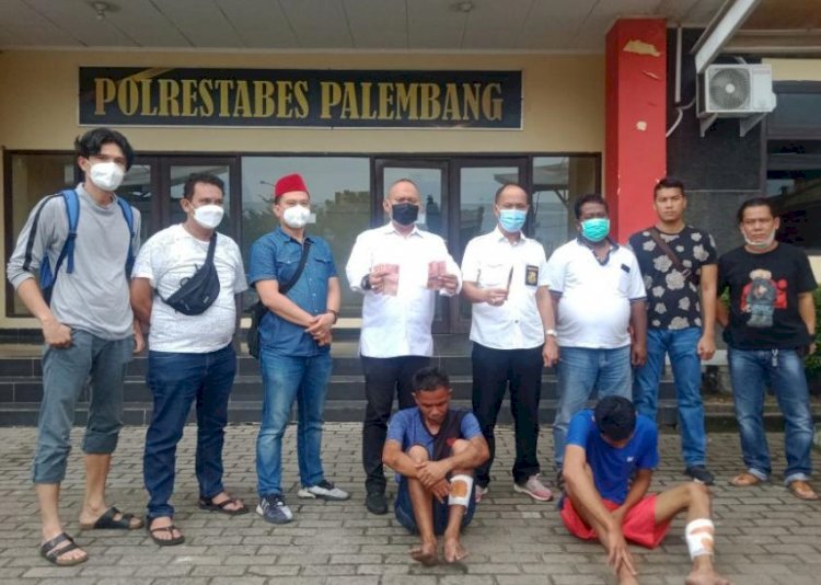 Kasat Reskrim Polrestabes Palembang Kompol Tri Wahyudi didampingi Kasubnit Opsnal Ranmor Ipda Jhony Palapa saat menunjukkan barang bukti hasil kejahatan. (ist/rmolsumsel.id)