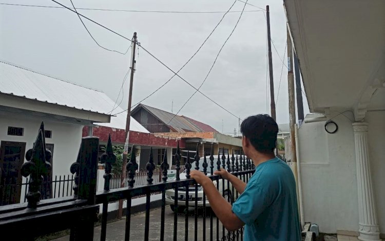 Warga Kota Palembang, Rabu (14/7) sore, tengah memperhatikan cuaca sore di kediaman mereka, yang tampak mendung dan dingin. (sidratul muntaha/rmolsumsel.id)
