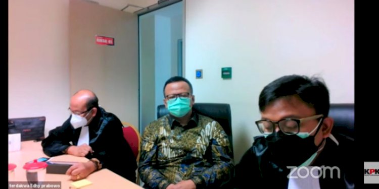 Edhy Prabowo (tengah pakai batik) saat sidang vonis secara virtual. (repro/rmol.id)