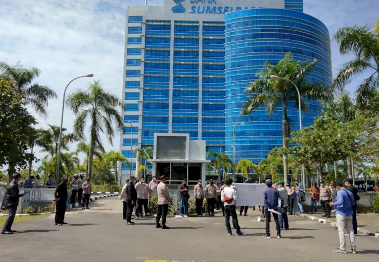 Massa dari Geram yang menggelar aksi di depan Gedung Bank Sumsel Babel, Kamis (15/7). (dudi oskandar/rmolsumsel.id)