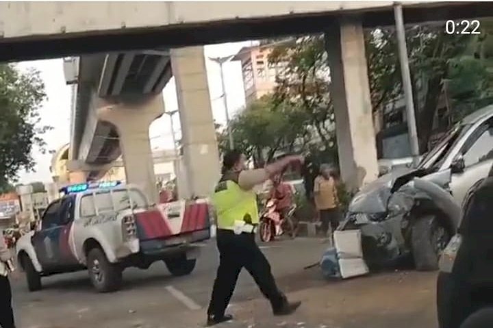 Ringsek mobil pajero hantam tiang LRT dan penjual pempek keliling/Dudi Oskandar/rmolsumsel.id