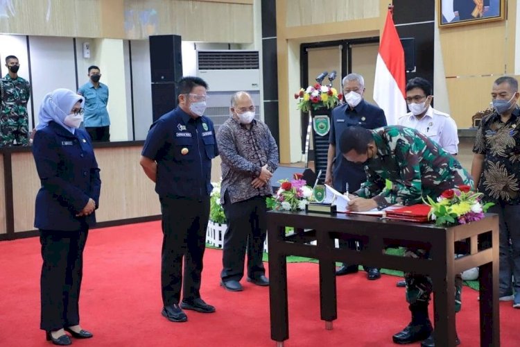 Penandatanganan Nota Kesepahaman dengan Dinas Pertanian Tanaman Pangan dan Holtikultura Provinsi Sumsel oleh Danrem 044/Gapo disaksikan Gubernur Sumsel/Humas Pemprov Sumsel/rmolsumsel.id