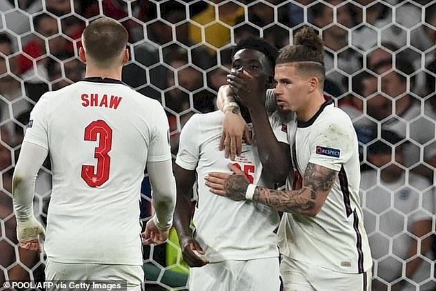 Momen Bukayo Saka setelah gagal mengeksekusi penalti/Getty Images/rmolsumsel.id