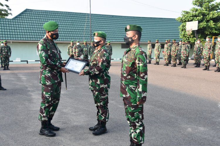 Komandan Korem 044/Gapo Brigjen TNI Jauhari Agus Suraji dalam upacara pelepasan tiga Pamen Korem 044/Gapo, Jumat (16/7). (ist/rmolsumsel.id) 