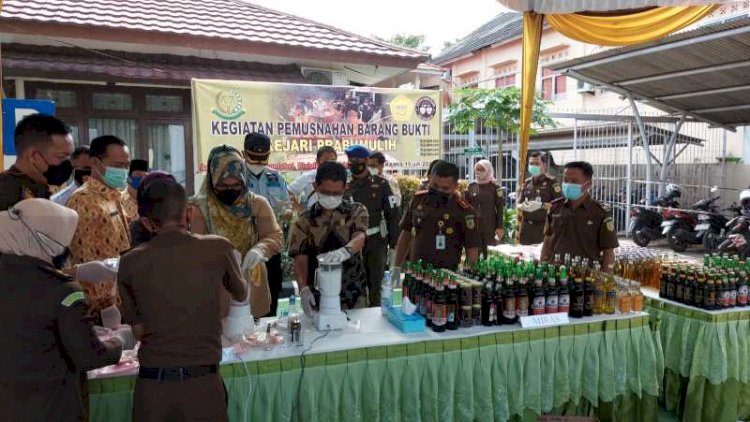 Pemusnahan barang bukti narkoba yang dilakukan Kejaksaan Negeri Kota Prabumulih, Kamis (15/7). (ist/rmolsumsel.id)