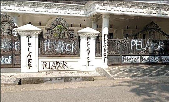 Tulisan Pelakor menjadi perhatian warga maupun pengendara yang melintasi lokasi rumah. (ist/rmolsumsel.id)