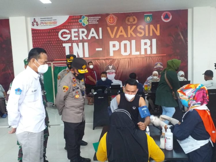 Kapolda Sumsel meninjau gerai vaksi di Polres Muara Enim/ist/Dudi Oskandar