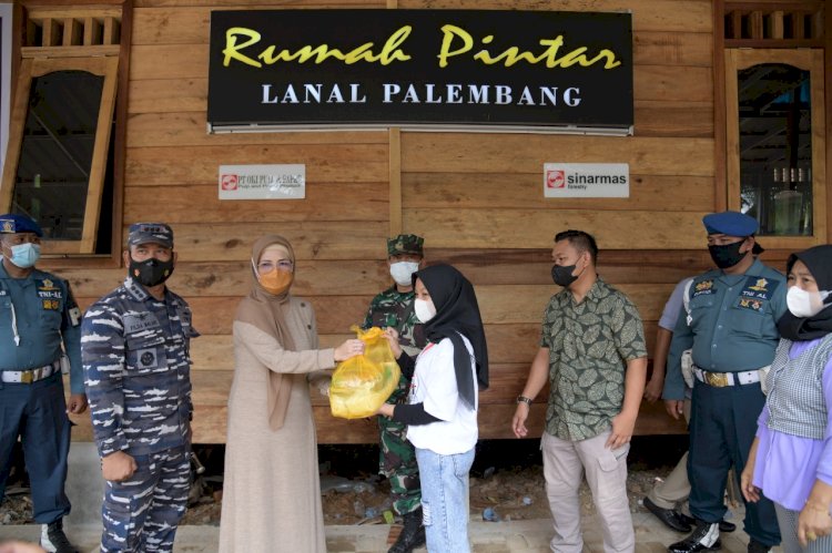 Ketua DPRD Sumsel RA Anita memberikan tali asih berupa sembako untuk masyarakat di sekitar rumah pintar. (Ist/rmolsumsel.id)