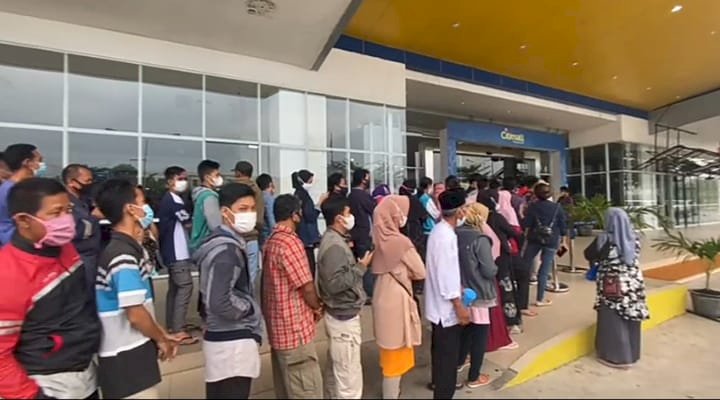 Antrian warga yang mengular hingga ke halaman Citimall Prabumulih, Sabtu (17/7). (Ist/rmolsumsel.id)