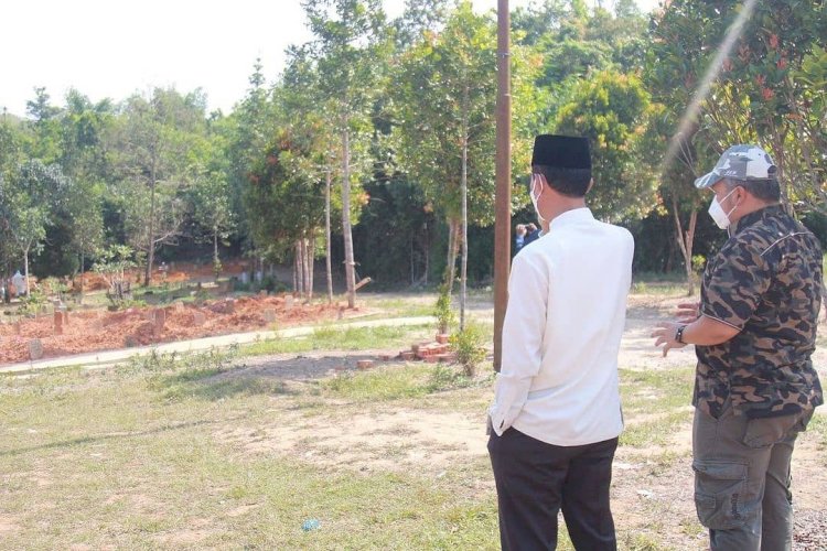 Wali Kota Palembang, Harnojoyo saat meninjau langsung TPU Gandus khusus Covid-19. (Istimewa/rmolsumsel.id)