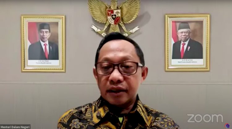 Mendagri Tito Karnavian saat memberikan Keterangan Pers Bersama mengenai Evaluasi Pelaksanaan PPKM Darurat, Sabtu (17/07/2021) secara virtual. (Ist/Tangkapan Layar YouTube Kemenko Marinves).
