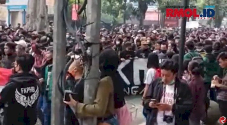 Tangkapan layar aksi demonstran geruduk balai kota Bandung/rmolsumsel.id