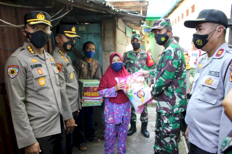 Komandan Korem (Danrem) 044/Gapo, Brigjen TNI Jauhari Agus Suraji meberikan bantuan kepada warga terdampak Covid-19/Ist/rmolsumsel.id