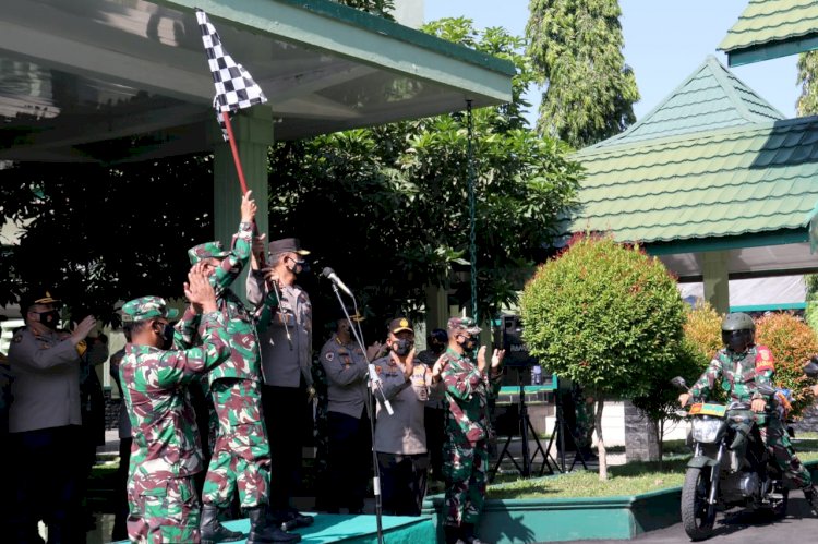 Kapolda Sumatera Selatan (Sumsel) Irjen Pol Prof Dr Eko Indra Heri S MM, bersama Pangdam II/Sriwijaya Mayjen TNI Agus Suhardi melepas secara simbolis bantuan sosial Covid-19 berupa beras ke Kodim dan Polres jajaran, di halaman Apel Kodam II/ Sriwijaya Kamis (22/7). (ist/rmolsumsel.id)   