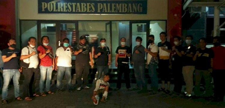 Buronan kasus curanmor ditangkap tim Beguyur Bae Unit Ranmor Satreskrim Polrestabes Palembang, Rabu (21/7) malam. (ist/rmolsumsel.id)