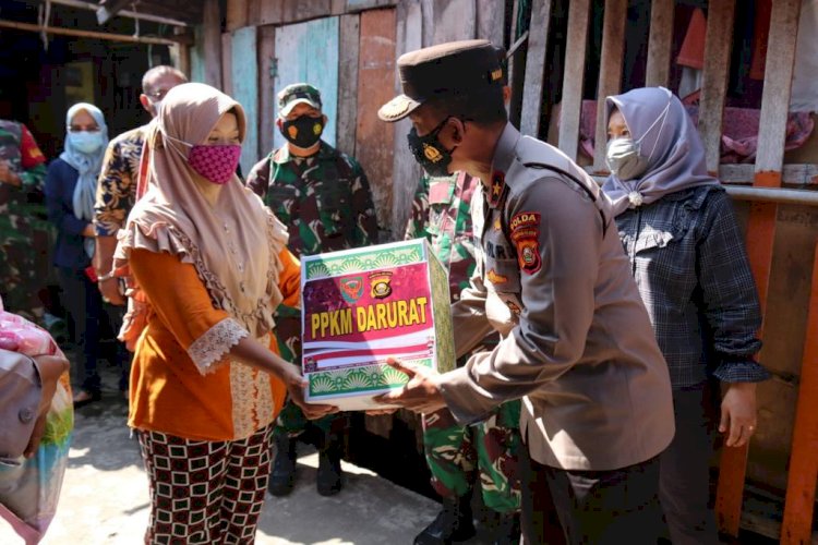 Wakapolda Sumsel Brigjen Pol Rudi Setiawan mendatangi rumah masyarakat terdampak Covid 19 di wilayah kawasan (lum Area).(ist/rmolsumsel.id)