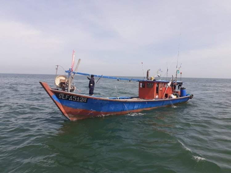 Penangkapan kapal ikan asing ilegal asal Malaysia di Selat Malaka. (KKP RI/rmolsumsel.id)