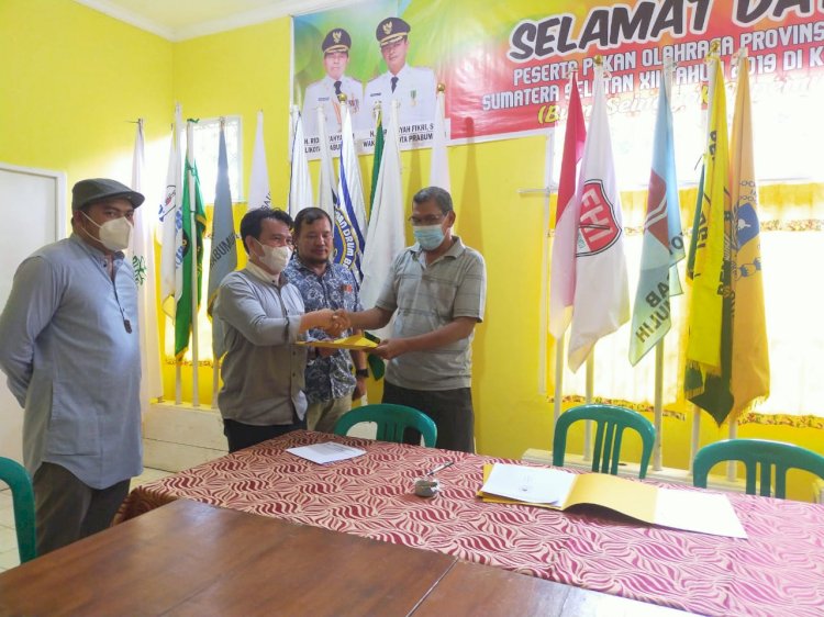 Arafik Zamhari ambil formulir pencalonan Ketua Umum KONI Prabumulih/ist/rmolsumsel.id