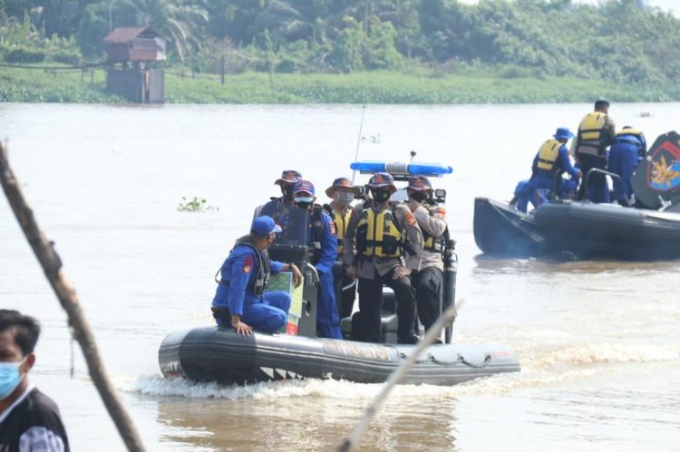 Polda Sumsel sisir sungai musi bagikan sembako ke warga pesisir/ist/rmolsumsel.id