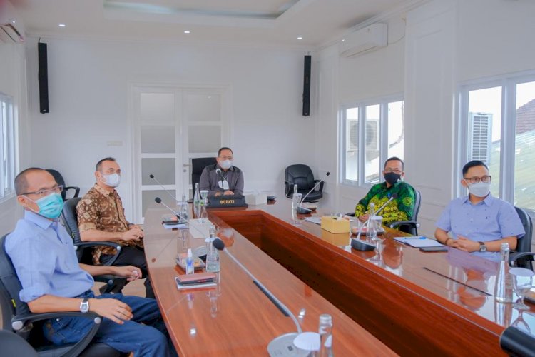 Bupati Dodi mengikuti video conference Rapat Koordinasi Pembahasan Penerapan PPKM Level III dan IV di Luar Jawa Bali, Sabtu (24/7/2021). (Humas Pemkab Muba/rmolsumsel.id)