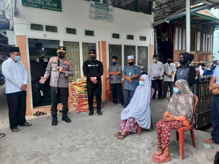 Kapolda Sumsel saat berjumpa dengan masyarakat Gang Gading, Kelurahan 7 Ulu, Kecamatan Seberang Ulu (SU) I, Palembang, Sabtu (24/7). (ist/rmolsumsel.id)