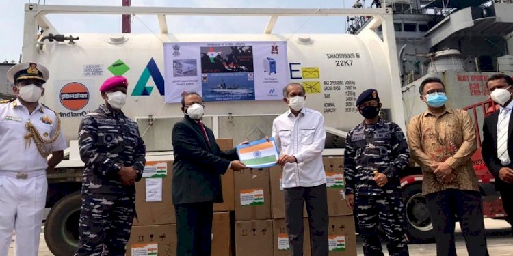 Penyerahan bantuan oksigen dari pemerintah India ke pemerintah Indonesia. (Istimewa/rmolsumsel.id)