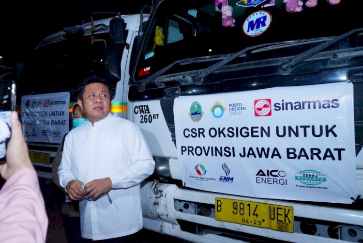 Gubernur Sumsel Herman Deru saat melepas bantuan CSR Oksigen ke Jawa Barat di Pelabuhan Boom Baru. (humas prov Sumsel/rmolsumsel.id)
