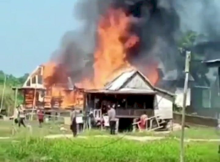 Kebakaran terjadi di  Kabupaten Ogan Ilir (OI). Kali ini musibah tersebut menimpa dua rumah di Desa Pelabuhan Dalam, Kecamatan Pemulutan, Kabupaten Ogan Ilir /ist
