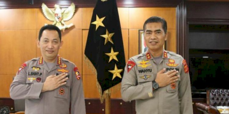 Irjen Wahyu Widada saat berfoto salam presisi dengan Kapolri Jenderal Listyo Sigit Prabowo. (net/rmolsumsel.id)