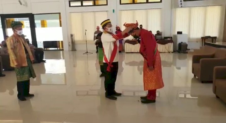 Penyematan gelar Datuk Radendo Panglima Negeri dari Sultan Mahmud Badaruddin (SMB) IV Jaya Wikrama R.M.Fauwaz Diradja, Selasa (27/7). (ist/rmolsumsel.id)
