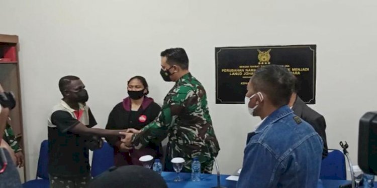 Danlanud J.A Dimara, Merauke Kolonel Pnb Herdy Arief Budiyanto menyampaikan permohonan maaf secara langsung kepada warga yang diinjak kepalanya (RMOLPapua)