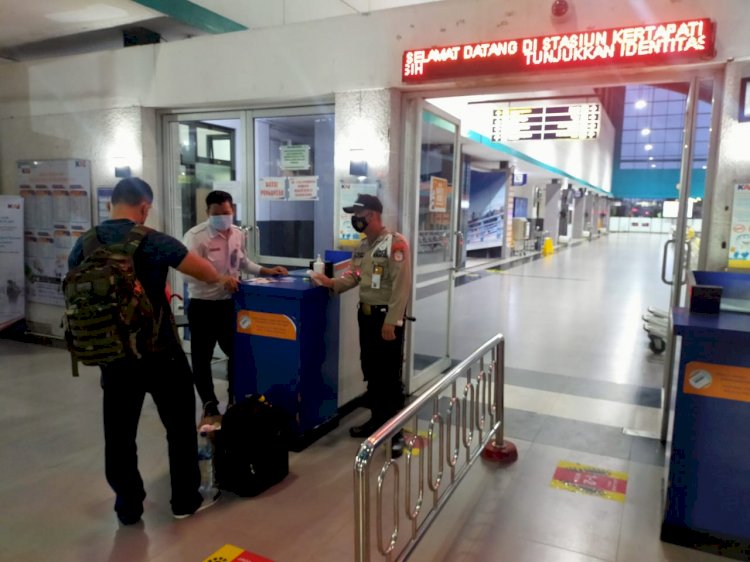 Calon penumpang di Stasiun Kertapati saat melewati pemeriksaan petugas