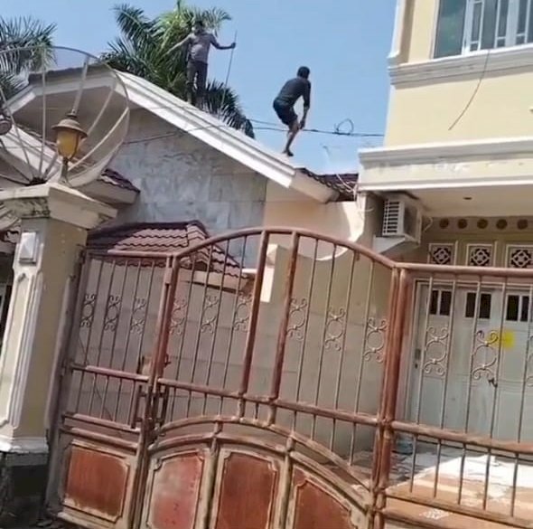 Pelaku saat kedapatan tengah memanjat rumah warga. (Istimewa/rmolsumsel.id)
