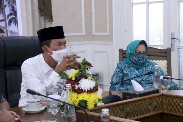 Wali Kota Palembang, Harnojoyo didampingi Ketua PKK Palembang, Selviana (Istimewa/rmolsumsel.id)