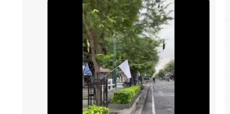 Cuplikan video benera putih yang dikibarkan di sepanjang jalan Malioboro, Yogyakarta/Net