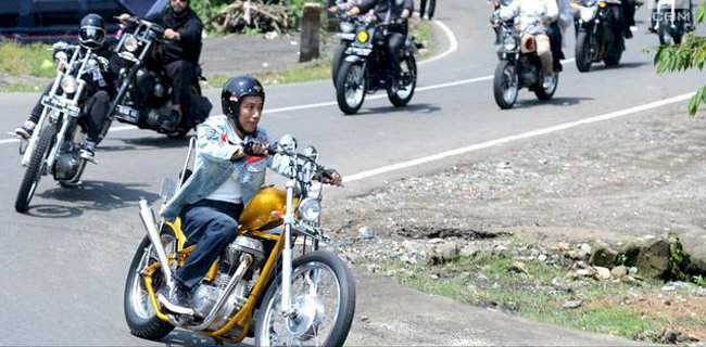 Presiden Jokowi saat mengendarai sepeda motor .(rmol.id)