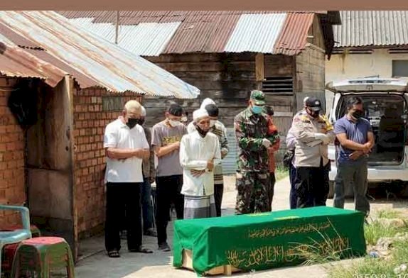 Kapolsek IT I Palembang beserta instansi lainnya saat melakukan salat jenazah Muhammad Heriyadi. (Istimewa/rmolsumsel.id)