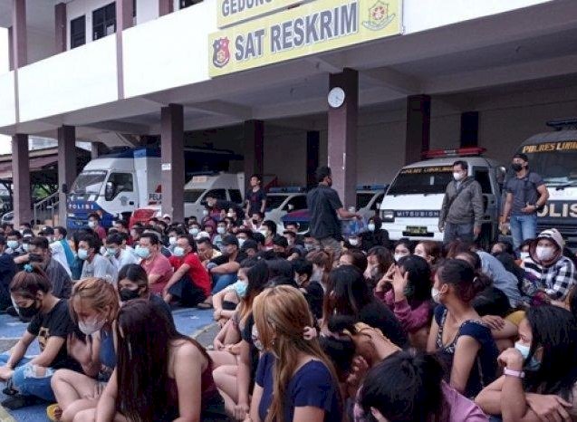tersangka diamankan Polisi saat pengerebekan loklisasi patok besi di Lubuk Linggau/ist/rmolsumsel.id