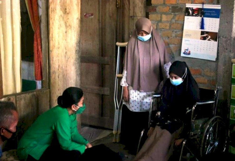 Ketum Persit KCK Hetty Andika Perkasa saat berbincang dengan putri anggota Kodim 0403/OKU Peltu Wagino. (Ist/rmolsumsel.id)