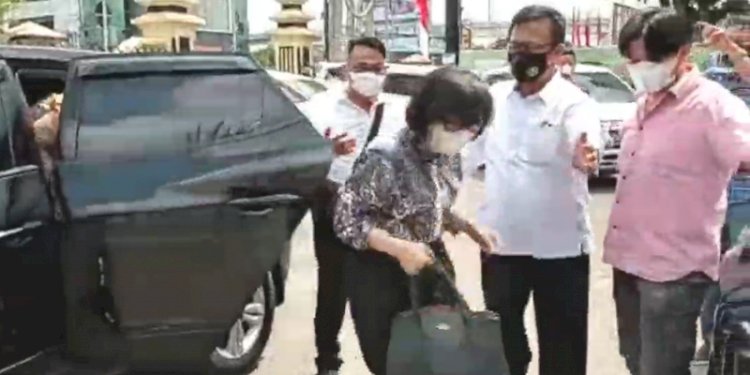 Heryanty saat tiba di Mapolda Sumsel dalam pemeriksaan Senin (2/8). (rmolsumsel.id)