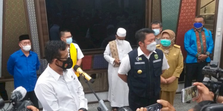 Gubernur Herman Deru saat memberikan keterangan pers mengenai kasus dugaan penipuan bantuan Rp2 Triliun. (ist/rmolsumsel.id)
