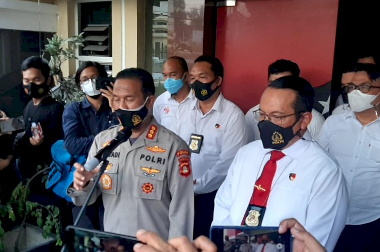 Direktur Direskrimum Polda Sumsel, Kombes Pol Hisar Siallagan bersama Kabid Humas Polda Sumsel, Kombes Pol Suryadi, saat memberikan keterangan kepada media, Senin (2/8) sore. (dudi oskandar/rmolsumsel.id)