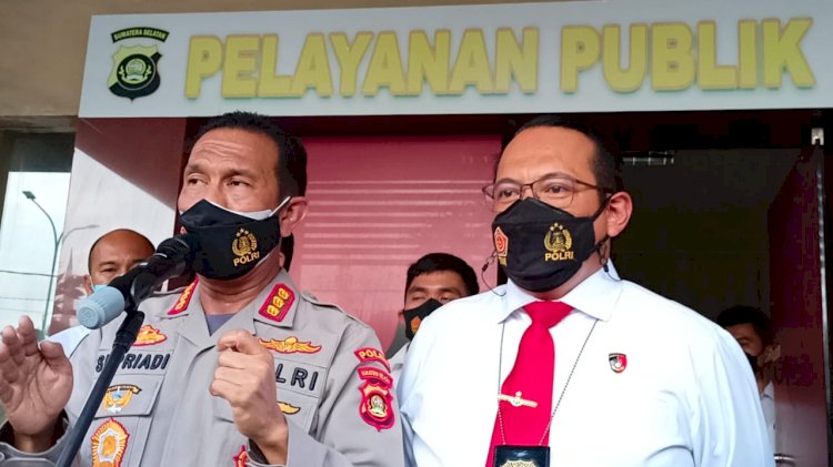 Kabid Humas Polda Sumsel, Kombes Pol Supryadi, bersama Direktur Direskrimum Polda Sumsel, Kombes Pol Hisar Siallagan saat memberikan keterangan kepada media, Senin (2/8) sore. (dudi oskandar/rmolsumsel.id)