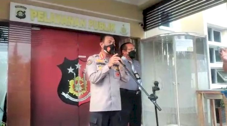 Kabid Humad Polda Sumsel, Kombes Pol Supriadi, didampingi Dirreskrimum Polda Sumsel Kombes, Pol Hisar Siallagan, saat menggelar konferensi pers, di Mapolda Sumsel, Selasa (3/8) sore. (dudi oskandar/rmolsumsel.id)