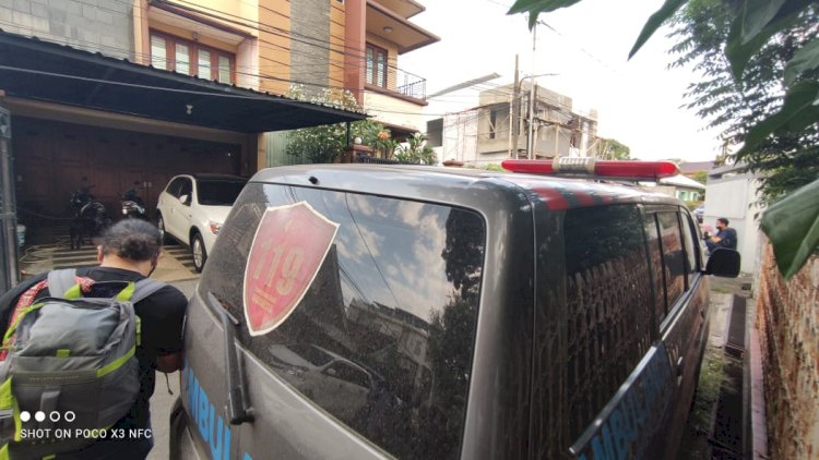 Satu unit ambulance bersiaga di depan rumah putri bungsu Akidi Tio, Heriyanty. (Yosep Indra Praja/rmolsumsel.id)